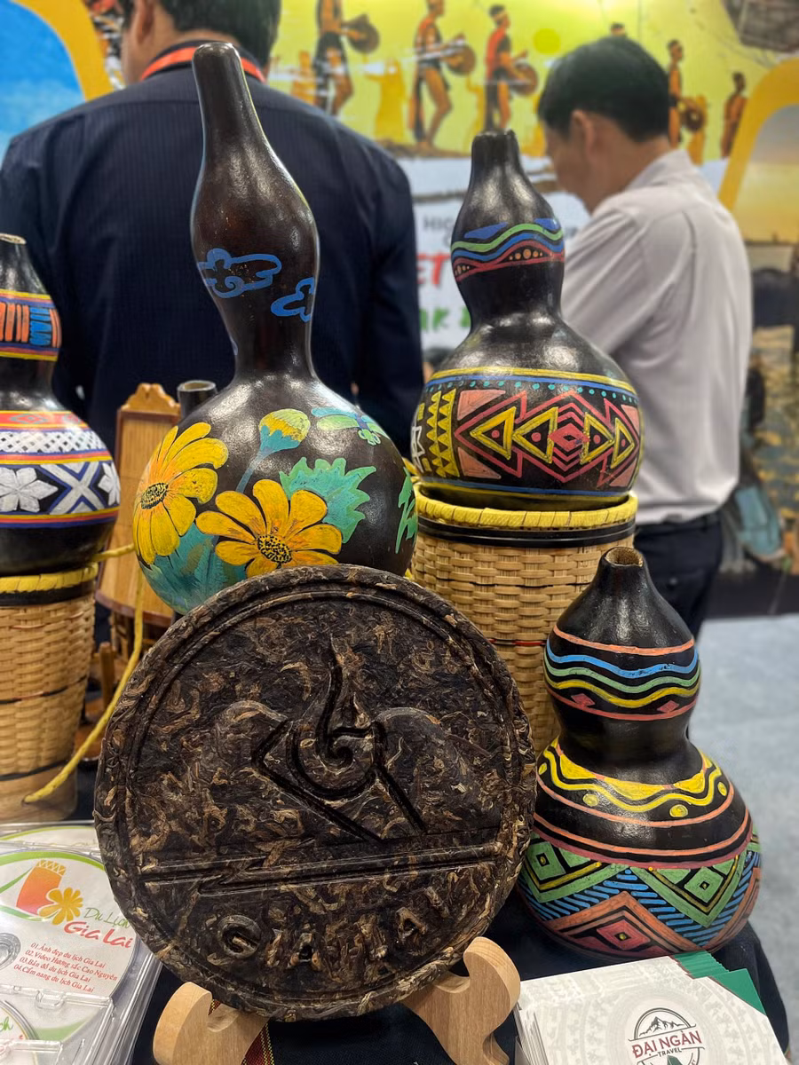 Một sản phẩm của Công ty cổ phần chè Biển Hồ được đầu tư về mẫu mã, giúp tối ưu hóa nhận diện thương hiệu cho địa phương. Ảnh: Bùi Hương Thảo Một sản phẩm của Công ty cổ phần chè Biển Hồ được đầu tư về mẫu mã, giúp tối ưu hóa nhận diện thương hiệu cho địa phương. Ảnh: Bùi Hương Thảo