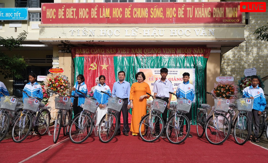 Đồng chí Phạm Thị Tố Hải-Ủy viên Ban Thường vụ Tỉnh ủy, Trưởng ban Dân vận Tỉnh ủy đến dự và trao những phần quà ý nghĩa cho học sinh trường THPS Đinh Tiên Hoàng, huyện Krông Pa. Ảnh: HOÀNG NGỌC Đồng chí Phạm Thị Tố Hải-Ủy viên Ban Thường vụ Tỉnh ủy, Trưởng ban Dân vận Tỉnh ủy đến dự và trao những phần quà ý nghĩa cho học sinh trường THPS Đinh Tiên Hoàng, huyện Krông Pa. Ảnh: HOÀNG NGỌC