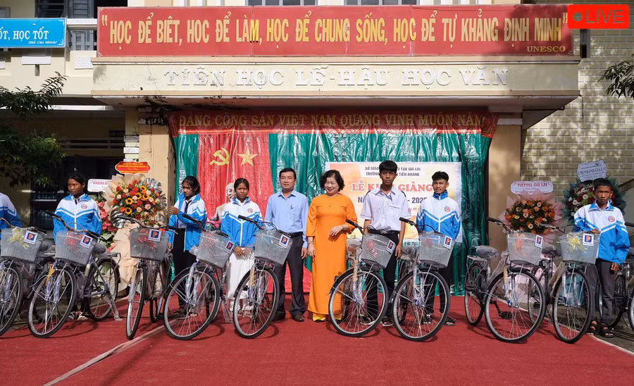 Đồng chí Phạm Thị Tố Hải-Ủy viên Ban Thường vụ Tỉnh ủy, Trưởng ban Dân vận Tỉnh ủy đến dự và trao những phần quà ý nghĩa cho học sinh trường THPS Đinh Tiên Hoàng, huyện Krông Pa. Ảnh: HOÀNG NGỌC