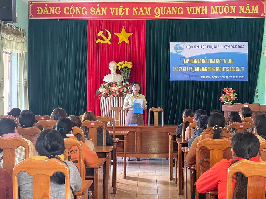 Hướng dẫn sử dụng và cấp phát cặp tài liệu cho 73 chi hội trưởng phụ nữ vùng đồng bào dân tộc thiểu số. Ảnh: Minh Châu