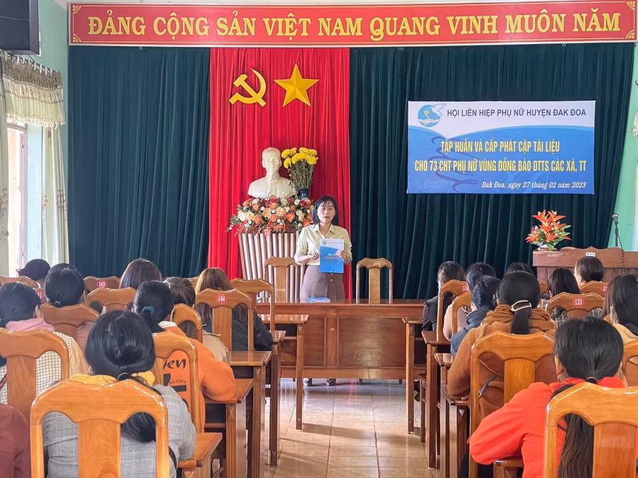 Hướng dẫn sử dụng và cấp phát cặp tài liệu cho 73 chi hội trưởng phụ nữ vùng đồng bào dân tộc thiểu số. Ảnh: Minh Châu