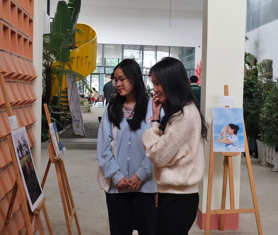 Triển lãm thu hút nhiều bạn trẻ đến thưởng lãm, bày tỏ quan điểm, góc nhìn về vai trò của nữ giới. Ảnh: Minh Châu Triển lãm thu hút nhiều bạn trẻ đến thưởng lãm, bày tỏ quan điểm, góc nhìn về vai trò của nữ giới. Ảnh: Minh Châu