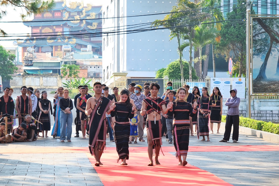 Nghệ nhân Phố núi Pleiku trình diễn trang phục truyền thống của người Jrai. Ảnh: Hoàng Ngọc