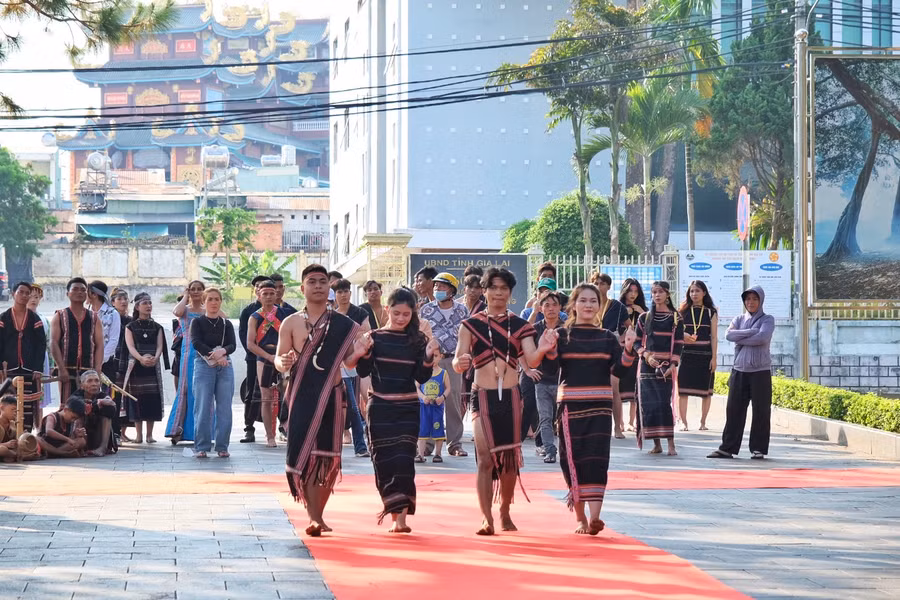 Nghệ nhân Phố núi Pleiku trình diễn trang phục truyền thống của người Jrai. Ảnh: Hoàng Ngọc