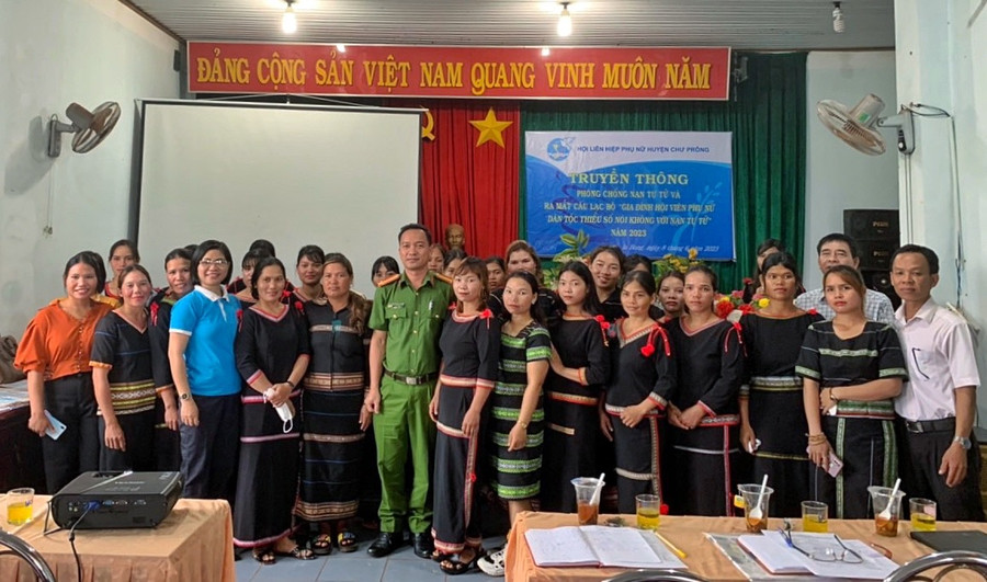 Các thành viên trong câu lạc bộ &quot;Gia đình hội viên phụ nữ dân tộc thiểu số nói không với nạn tự tử&quot; xã Ia Bang. Ảnh: Minh Châu