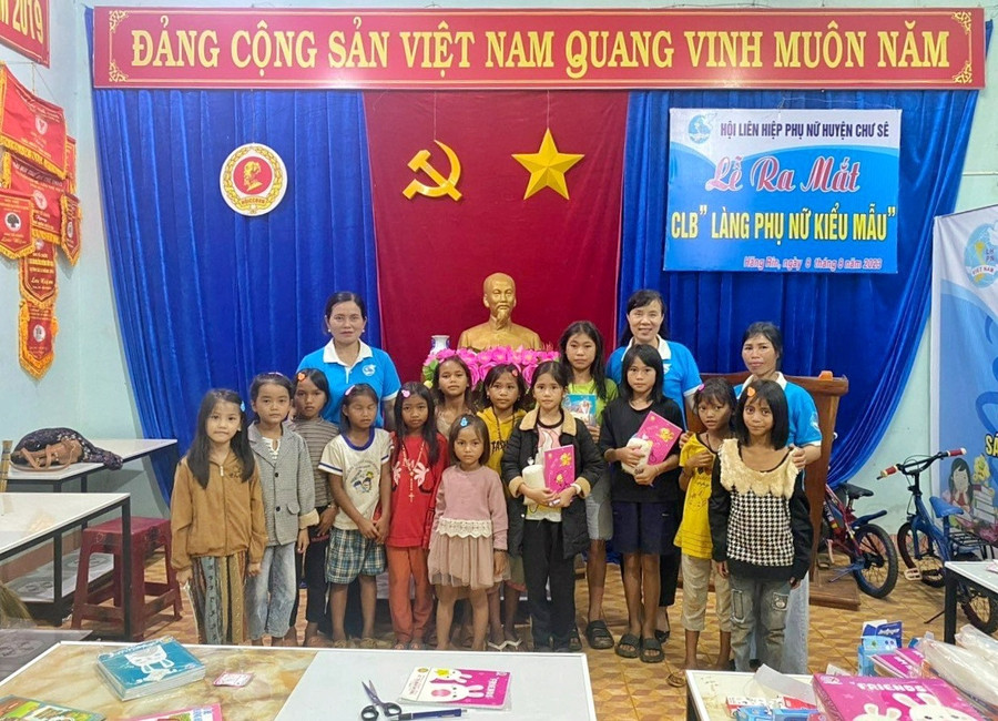 Tuyên dương các bạn đọc nhỏ tuổi trong CLB &quot;Sách hay về làng&quot;. Ảnh: Minh Châu