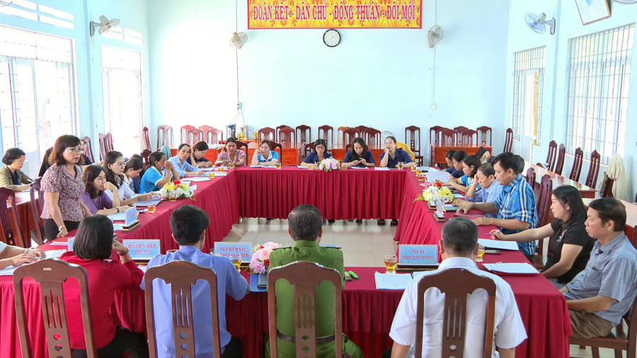 Các đại biểu chia sẻ những thuận lợi, khó khăn trong triển khai chương trình phối hợp bảo vệ phụ nữ và trẻ em gái. Ảnh: MINH CHÂU Các đại biểu chia sẻ những thuận lợi, khó khăn trong triển khai chương trình phối hợp bảo vệ phụ nữ và trẻ em gái. Ảnh: MINH CHÂU