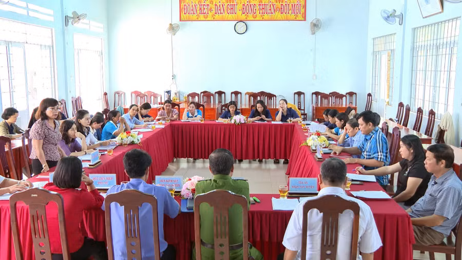 Các đại biểu chia sẻ những thuận lợi, khó khăn trong triển khai chương trình phối hợp bảo vệ phụ nữ và trẻ em gái. Ảnh: MINH CHÂU