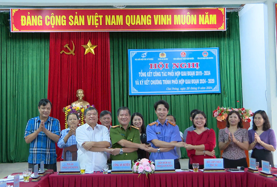 4 cơ quan ký kết chương trình phối hợp giai đoạn 2024-2029. Ảnh: MINH CHÂU 4 cơ quan ký kết chương trình phối hợp giai đoạn 2024-2029. Ảnh: MINH CHÂU