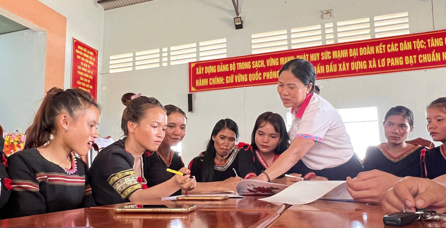 Hội LHPN huyện Mang Yang truyền thông về làm mẹ an toàn, sinh con tại cơ sở y tế cho phụ nữ dân tộc thiểu số trong độ tuổi sinh đẻ. Ảnh: Minh Châu