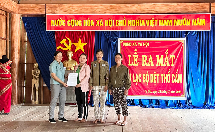 Ra mắt ban chủ nhiệm câu lạc bộ dệt thổ cẩm. Ảnh: Minh Châu Ra mắt ban chủ nhiệm câu lạc bộ dệt thổ cẩm. Ảnh: Minh Châu