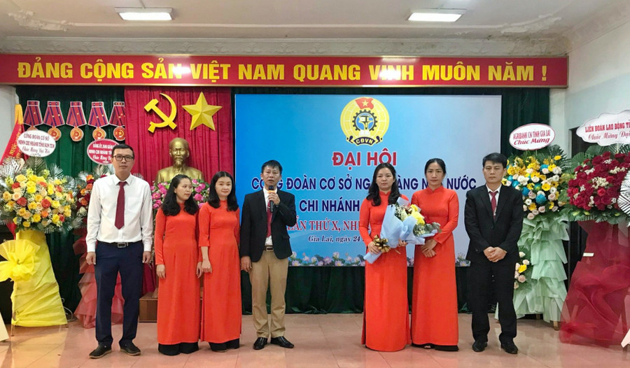 Ban chấp hành Công đoàn cơ sở nhiệm kỳ mới ra mắt Đại hội. Ảnh: Hoàng Ngọc Ban chấp hành Công đoàn cơ sở nhiệm kỳ mới ra mắt Đại hội. Ảnh: Hoàng Ngọc