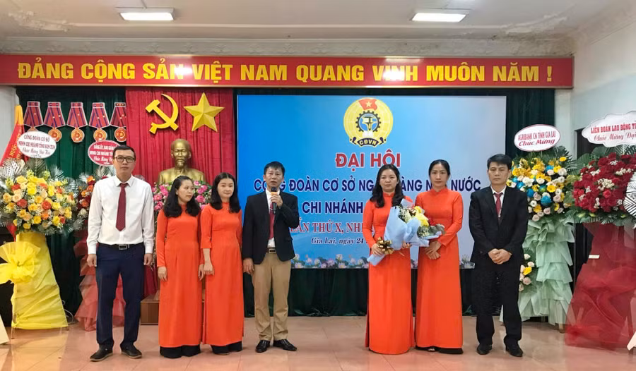 Ban chấp hành Công đoàn cơ sở nhiệm kỳ mới ra mắt Đại hội. Ảnh: Hoàng Ngọc