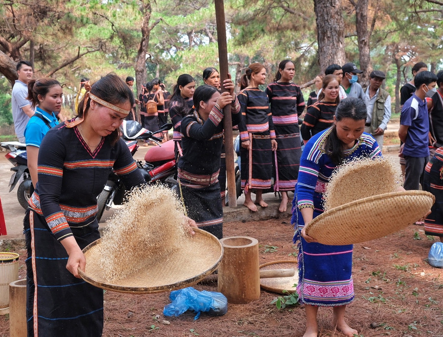 Thi giã gạo chày đôi là nội dung mới được đưa vào Ngày hội giúp phụ nữ có cơ hội thể hiện sự dẻo dai, khéo léo, đồng thời giới thiệu nét đẹp văn hóa đến đông đảo người dân và du khách. Ảnh: Hoàng Ngọc Thi giã gạo chày đôi là nội dung mới được đưa vào Ngày hội giúp phụ nữ có cơ hội thể hiện sự dẻo dai, khéo léo, đồng thời giới thiệu nét đẹp văn hóa đến đông đảo người dân và du khách. Ảnh: Hoàng Ngọc