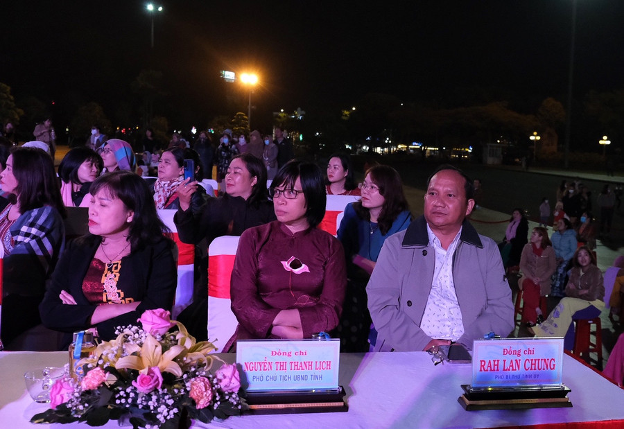 Lãnh đạo Tỉnh ủy, UBND, HĐND tỉnh dự chương trình. Ảnh: Minh Châu Lãnh đạo Tỉnh ủy, UBND, HĐND tỉnh dự chương trình. Ảnh: Minh Châu