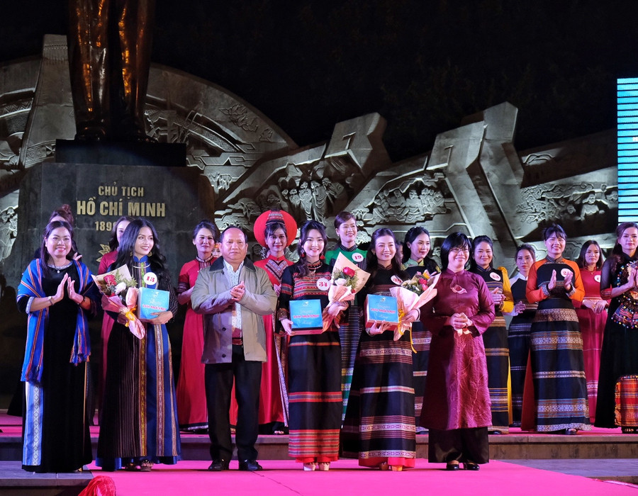 Lãnh đạo tỉnh tặng hoa cho thí sinh đạt các danh hiệu trong phần trình diễn áo dài. Ảnh: Minh Châu Lãnh đạo tỉnh tặng hoa cho thí sinh đạt các danh hiệu trong phần trình diễn áo dài. Ảnh: Minh Châu