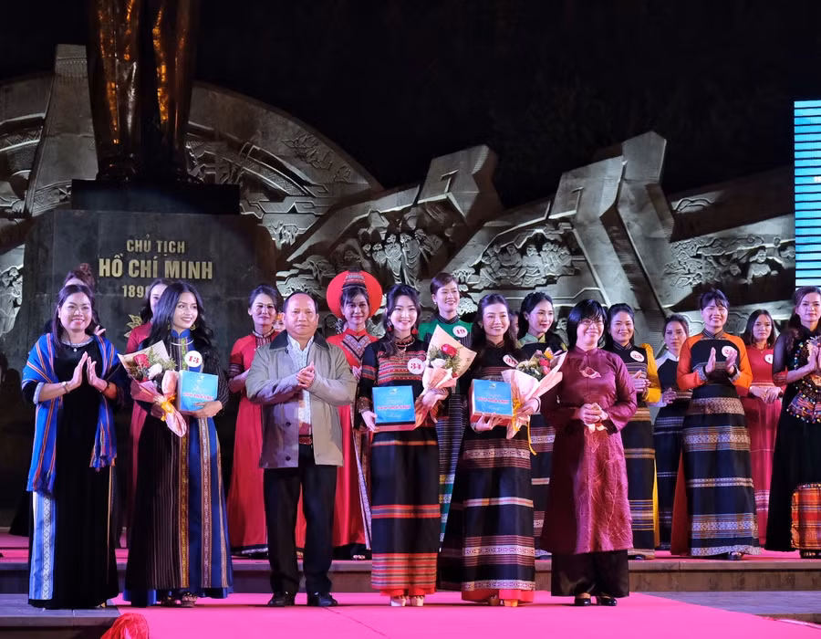 Lãnh đạo tỉnh tặng hoa cho thí sinh đạt các danh hiệu trong phần trình diễn áo dài. Ảnh: Minh Châu