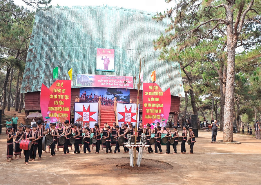 Đội cồng chiêng thiếu nhi trình diễn mở màn Ngày hội văn hóa các dân tộc huyện Đak Đoa. Ảnh: Hoàng Ngọc Đội cồng chiêng thiếu nhi trình diễn mở màn Ngày hội văn hóa các dân tộc huyện Đak Đoa. Ảnh: Hoàng Ngọc