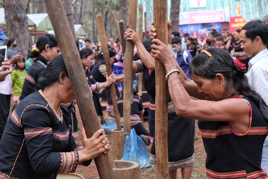 Các nữ nghệ nhân thi giã gạo. Ảnh: Hoàng Ngọc Các nữ nghệ nhân thi giã gạo. Ảnh: Hoàng Ngọc
