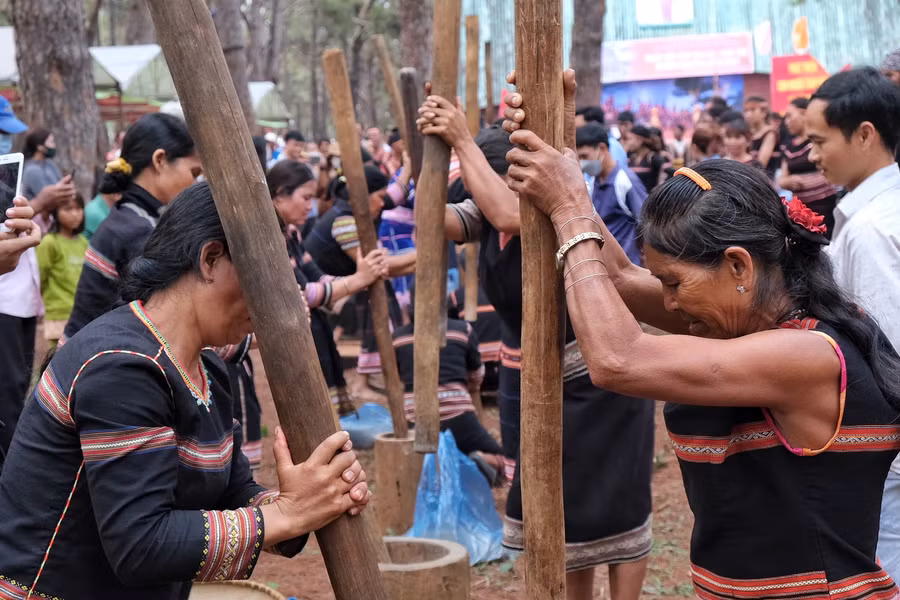 Các nữ nghệ nhân thi giã gạo. Ảnh: Hoàng Ngọc Các nữ nghệ nhân thi giã gạo. Ảnh: Hoàng Ngọc