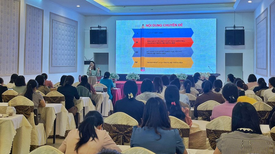 Bồi dưỡng nghiệp vụ công tác kiểm tra, giám sát và thi hành kỷ luật cho đội ngũ cán bộ Hội Phụ nữ. Ảnh: Minh Châu Bồi dưỡng nghiệp vụ công tác kiểm tra, giám sát và thi hành kỷ luật cho đội ngũ cán bộ Hội Phụ nữ. Ảnh: Minh Châu