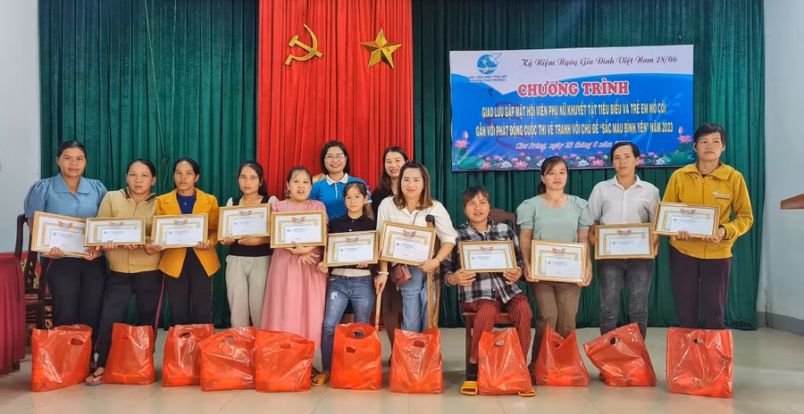 Tuyên dương phụ nữ khuyết tật tiêu biểu huyện Chư Prông. Ảnh: Minh Châu