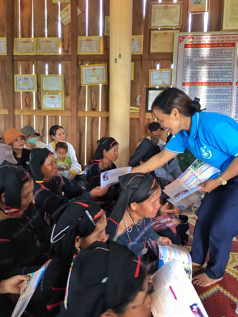 Phát tờ rơi và tuyên truyền một số nội dung hạn chế nạn tảo hôn, hôn nhân cận huyết thống. Ảnh: Minh Châu Phát tờ rơi và tuyên truyền một số nội dung hạn chế nạn tảo hôn, hôn nhân cận huyết thống. Ảnh: Minh Châu