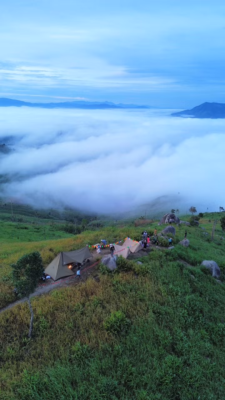 Săn mây không còn là "đặc sản" của du lịch vùng núi phía Bắc. Ở Gia Lai và Kon Tum ngày càng có nhiều điểm săn mây được các bạn trẻ khám phá, giới thiệu rộng rãi trên các diễn đàn du lịch cả nước. Ảnh: Minh Lê