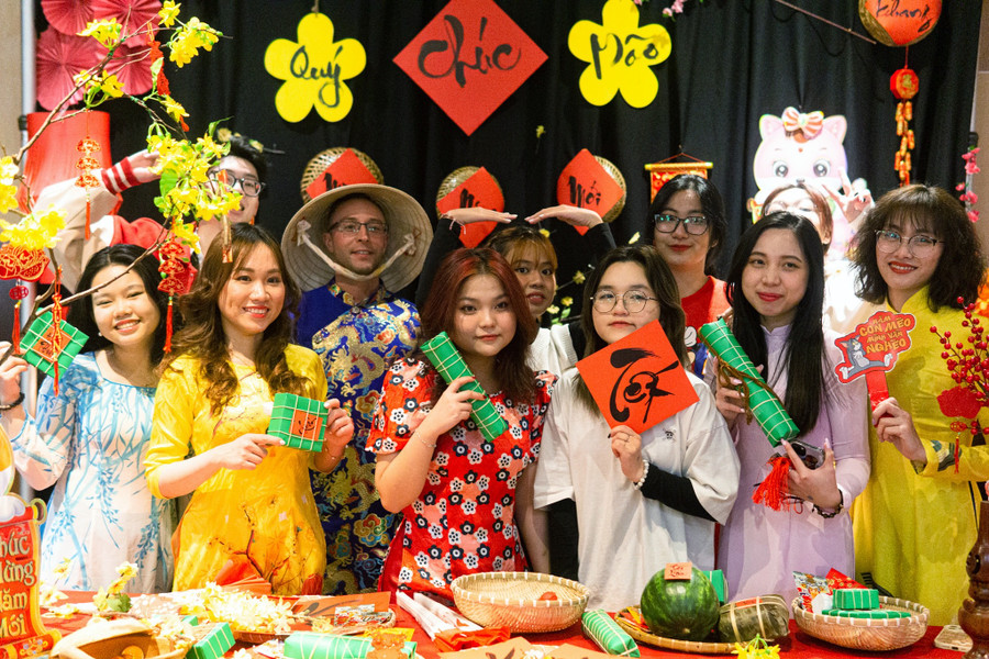 9X quê Gia Lai Trần Ngọc Bảo (bìa phải) cùng các sinh viên Việt Nam đón Tết cổ truyền tại Canada, đồng thời giới thiệu văn hoá Việt đến bạn bè các nước. Ảnh: NVCC 9X quê Gia Lai Trần Ngọc Bảo (bìa phải) cùng các sinh viên Việt Nam đón Tết cổ truyền tại Canada, đồng thời giới thiệu văn hoá Việt đến bạn bè các nước. Ảnh: NVCC