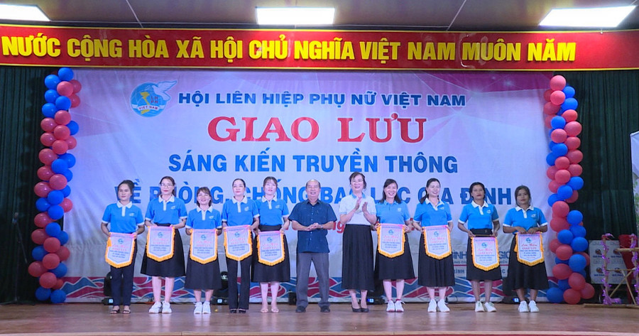 Tặng cờ các đơn vị tham gia giao lưu sáng kiến truyền thông. Ảnh: Minh Châu Tặng cờ các đơn vị tham gia giao lưu sáng kiến truyền thông. Ảnh: Minh Châu