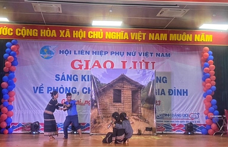 Tiểu phẩm “Hãy bỏ rượu” của Hội LHPN xã AYun. Ảnh: Minh Châu Tiểu phẩm “Hãy bỏ rượu” của Hội LHPN xã AYun. Ảnh: Minh Châu
