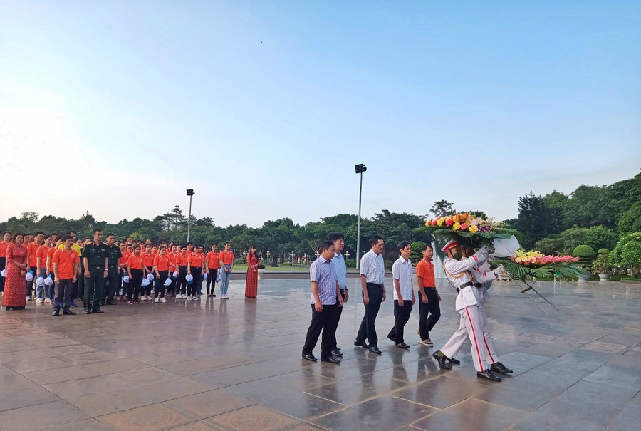 Dâng hoa trước Tượng đài Chủ tịch Hồ Chí Minh tại Quảng trường Đại Đoàn Kết, TP. Pleiku. Ảnh: Hoàng Ngọc