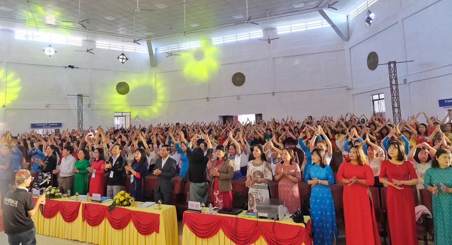 400 hội viên, phụ nữ toàn tỉnh đồng diễn dân vũ chào mừng chuỗi sự kiện. Ảnh: Minh Châu 400 hội viên, phụ nữ toàn tỉnh đồng diễn dân vũ chào mừng chuỗi sự kiện. Ảnh: Minh Châu