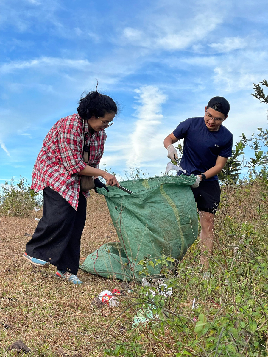 Anh Võ Tiến Đạt (bìa phải) mong muốn cộng đồng cùng nâng cao tinh thần không xả rác để giữ vẻ đẹp cho địa điểm ngắm hoàng hôn đẹp nhất Phố núi. Ảnh: Hoàng Ngọc