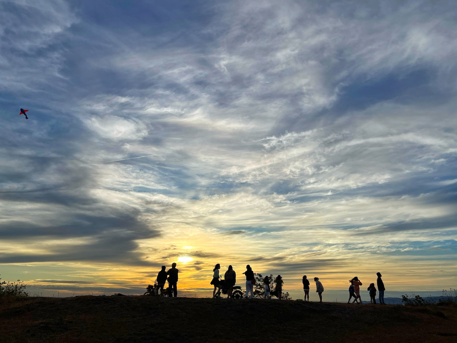 Nhiều người lên núi Đá ngắm hoàng hôn, thả diều, chụp ảnh chekin. Ảnh: Hoàng Ngọc