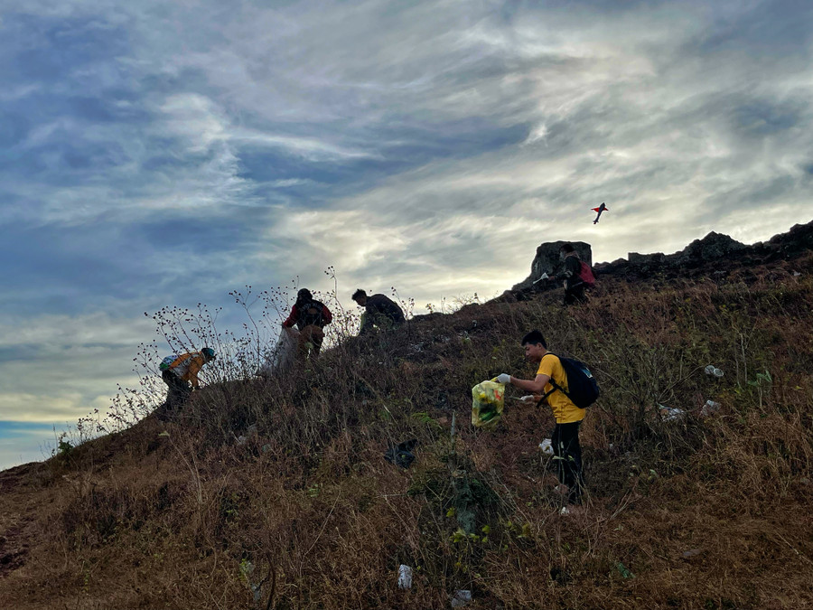 Người trẻ Pleiku và tinh thần &quot;Rong ruổi không rác rến&quot;. Ảnh: Hoàng Ngọc