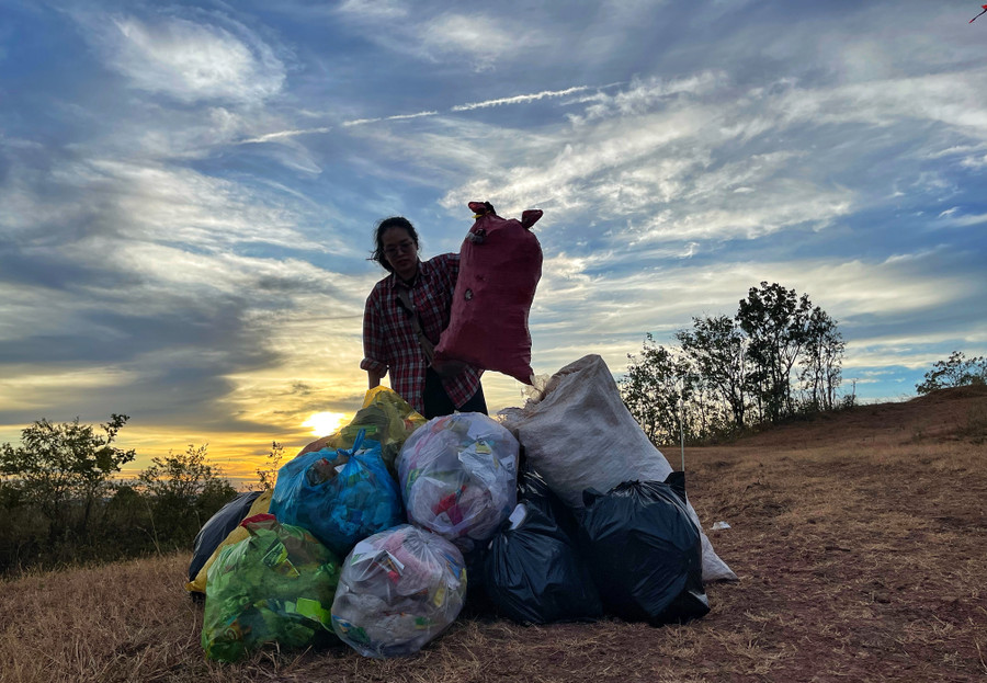 Những túi rác to được gom lại vào cuối ngày. Ảnh: Hoàng Ngọc