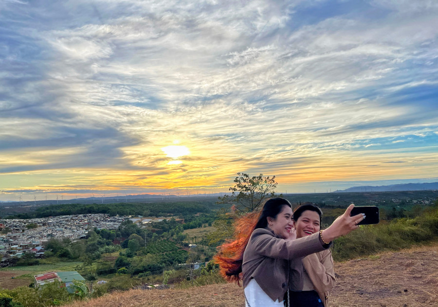 Từ núi Đá nhìn về &quot;thành phố buồn&quot;-nghĩa trang lâu đời của TP. Pleiku và &quot;những gã khổng lồ&quot; từ cánh đồng điện gió phía xa. Ảnh: Hoàng Ngọc