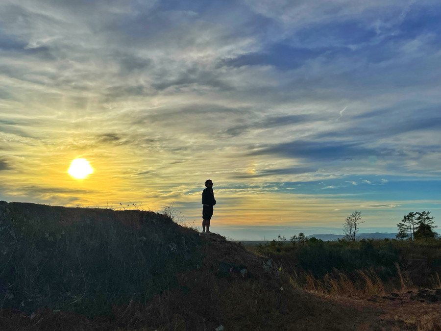 Một du khách tĩnh lặng dưới ánh hoàng hôn. Ảnh: Hoàng Ngọc