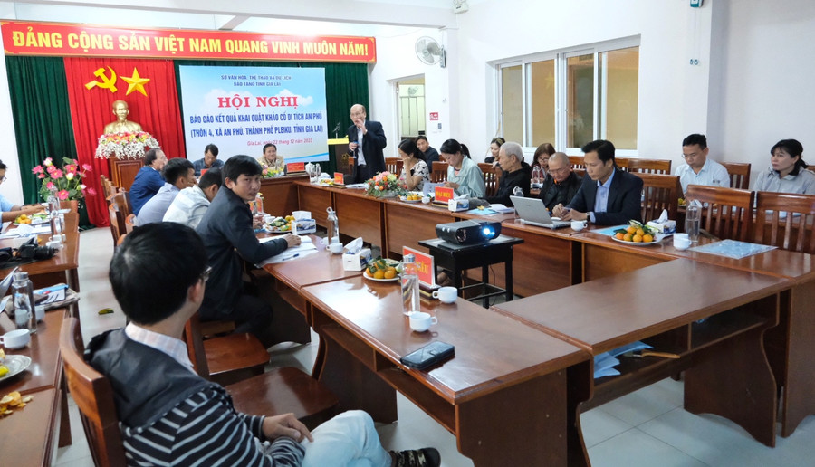 Hội thảo báo cáo kết quả khai quật khảo cổ học di tích Champa An Phú. Ảnh: Hoàng Ngọc Hội thảo báo cáo kết quả khai quật khảo cổ học di tích Champa An Phú. Ảnh: Hoàng Ngọc