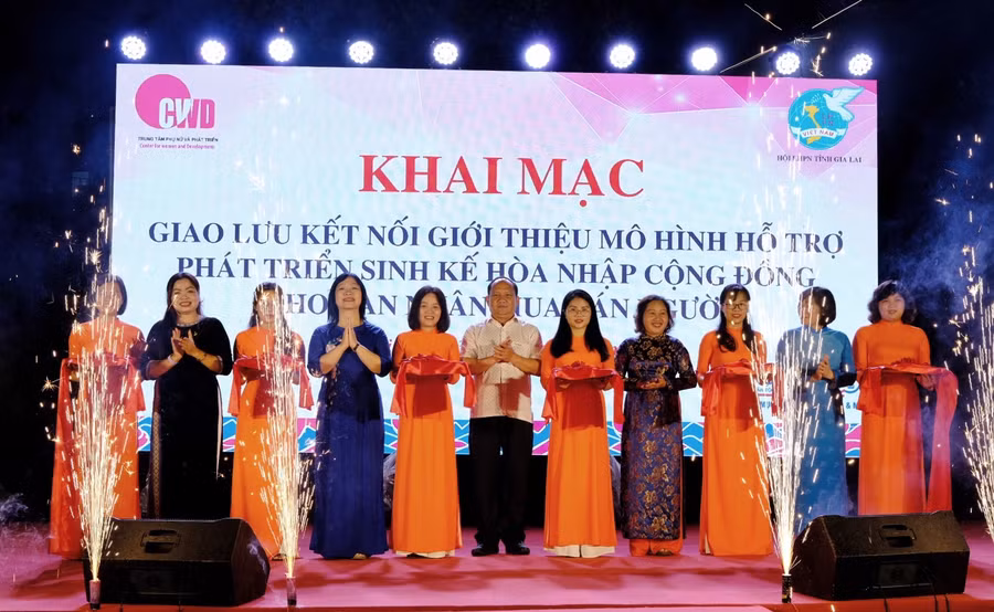 Cắt băng khai mạc chương trình. Ảnh: Minh Châu