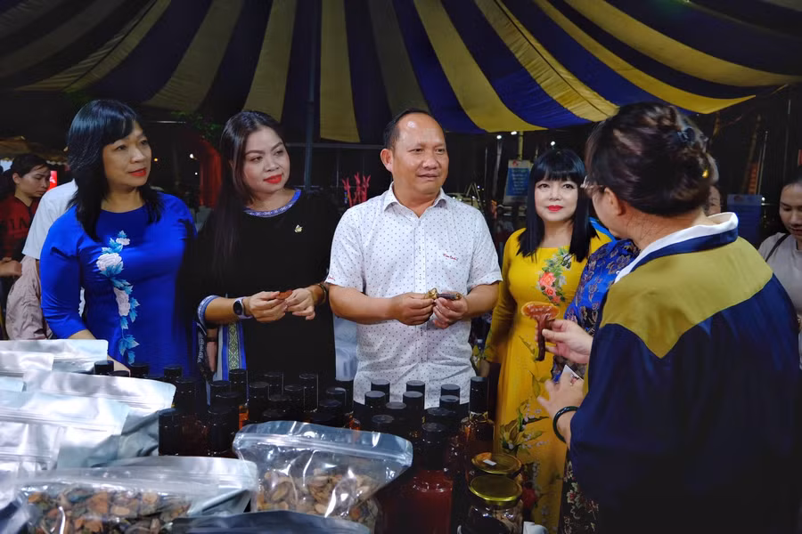 Các đồng chí lãnh đạo tham quan gian hàng của Hội LHPN tỉnh Kon Tum-mô hình tiêu biểu hỗ trợ sinh kế cho phụ nữ bị buôn bán trở về. Ảnh: Minh Châu