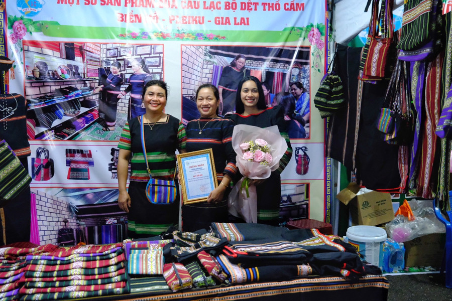 Cuộc thi phụ nữ khởi nghiệp khuyến khích nhiều phụ nữ dân tộc thiểu số mạnh dạn khai thác tài nguyên văn hóa vào hoạt động sản xuất, kinh doanh, hỗ trợ cộng đồng phát triển và bảo tồn di sản. Ảnh: Minh Châu Cuộc thi phụ nữ khởi nghiệp khuyến khích nhiều phụ nữ dân tộc thiểu số mạnh dạn khai thác tài nguyên văn hóa vào hoạt động sản xuất, kinh doanh, hỗ trợ cộng đồng phát triển và bảo tồn di sản. Ảnh: Minh Châu