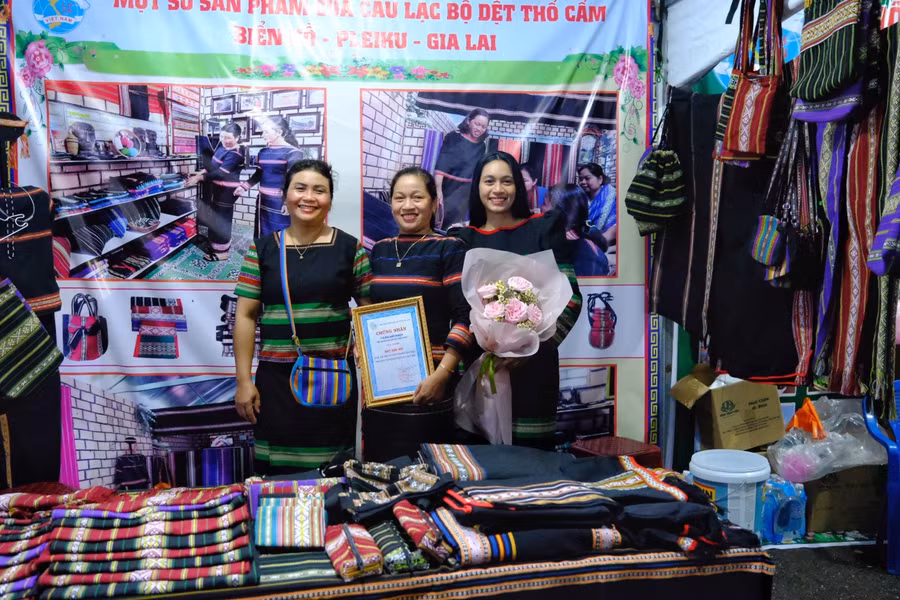 Cuộc thi phụ nữ khởi nghiệp khuyến khích nhiều phụ nữ dân tộc thiểu số mạnh dạn khai thác tài nguyên văn hóa vào hoạt động sản xuất, kinh doanh, hỗ trợ cộng đồng phát triển và bảo tồn di sản. Ảnh: Minh Châu