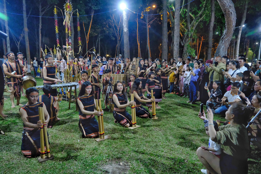 Chương trình Cồng chiêng cuối tuần-Thưởng thức và trải nghiệm" trở thành sản phẩm du lịch về đêm hấp dẫn du khách khi du lịch Gia Lai. Ảnh: Minh Châu