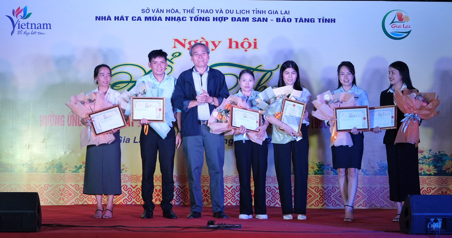 Ông Nguyễn Tấn Thành-Chủ tịch Hiệp hội Du lịch Gia Lai trao giải cho các thí sinh đạt giải tại thi nghiệp vụ du lịch. Ảnh: Hoàng Ngọc Ông Nguyễn Tấn Thành-Chủ tịch Hiệp hội Du lịch Gia Lai trao giải cho các thí sinh đạt giải tại thi nghiệp vụ du lịch. Ảnh: Hoàng Ngọc