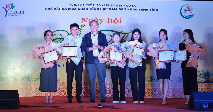 Ông Nguyễn Tấn Thành-Chủ tịch Hiệp hội Du lịch Gia Lai trao giải cho các thí sinh đạt giải tại thi nghiệp vụ du lịch. Ảnh: Hoàng Ngọc