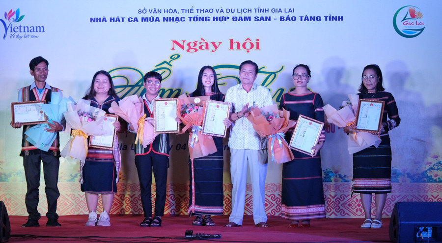 Ông Trần Ngọc Nhung-Giám đốc Sở Văn hóa-Thể thao và Du lịch trao giải cho các thí sinh đạt giải trong hội thi hướng dẫn viên du lịch tại điểm dành cho người dân tộc thiểu số. Ảnh: Hoàng Ngọc Ông Trần Ngọc Nhung-Giám đốc Sở Văn hóa-Thể thao và Du lịch trao giải cho các thí sinh đạt giải trong hội thi hướng dẫn viên du lịch tại điểm dành cho người dân tộc thiểu số. Ảnh: Hoàng Ngọc