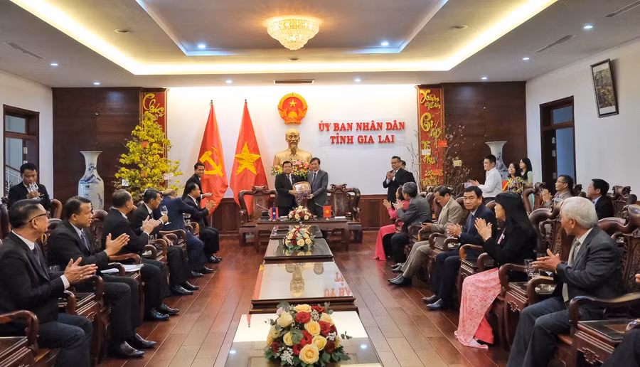 Đoàn cán bộ cấp cao tỉnh Champasak tặng quà, chúc Tết cổ truyền Đảng bộ, chính quyền và Nhân Dân các dân tộc Gia Lai. Ảnh: Hoàng Ngọc