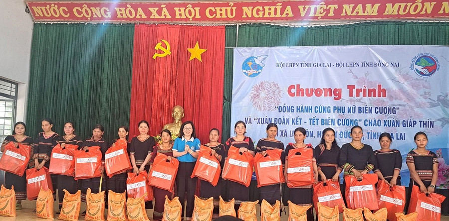 Chương trình tặng quà Tết cho phụ nữ xã biên giới Ia Pnôn, Đức Cơ. Ảnh: Minh Châu
